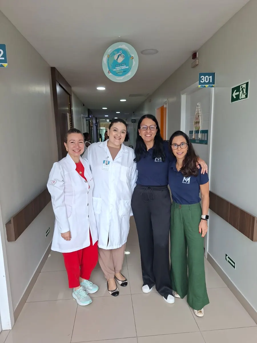 As professoras da Master Neo com alunas em um hospital